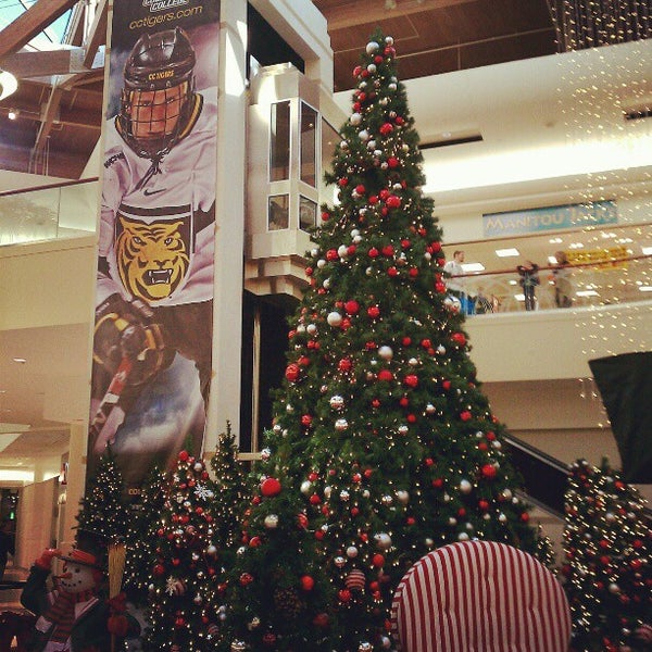 Das Foto wurde bei Chapel Hills Mall von Scott G. am 11/24/2012 aufgenommen
