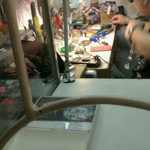 Ремонт часов орск. Тумба для ремонта часов. Арзамас часовая мастерская на пр ленина. Часовые мастерские выборг. Салон часов.