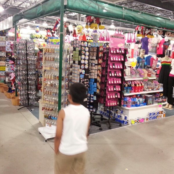 รูปภาพถ่ายที่ Visitors Flea Market โดย Javier C. เมื่อ 6/20/2013