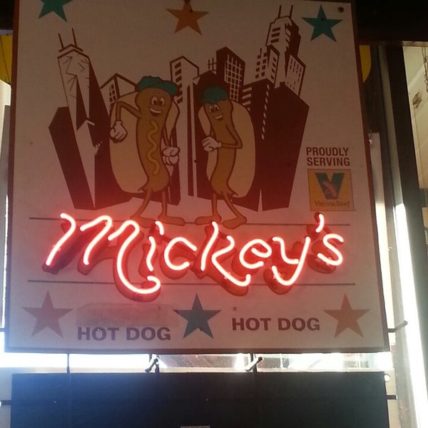 Photo prise au Mickey&#39;s Gyros &amp; Ribs par Javier C. le11/23/2013