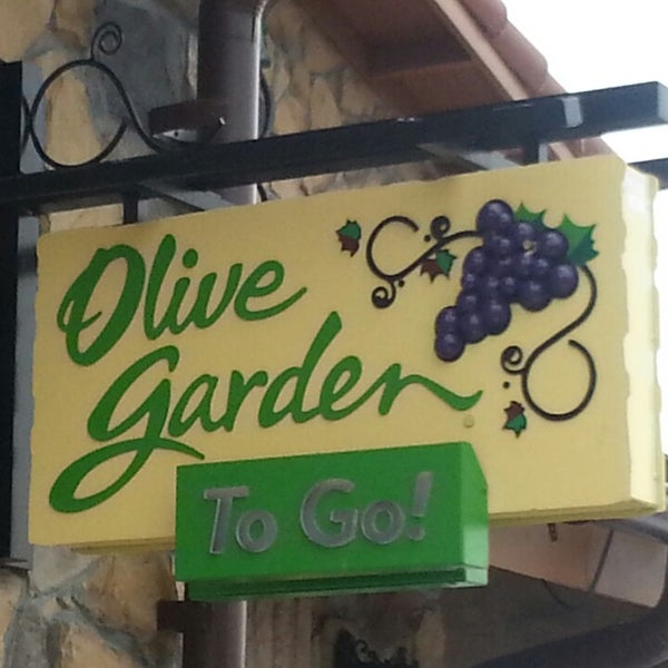 Photo taken at Olive Garden by Javier C. on 3/1/2014
