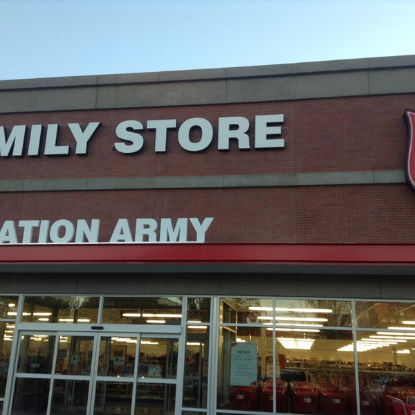 Foto tirada no(a) The Salvation Army Family Store &amp; Donation Center por Javier C. em 9/16/2013