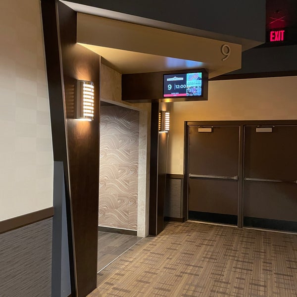 Classic Cinemas Charlestowne 18 Saint Charles, IL