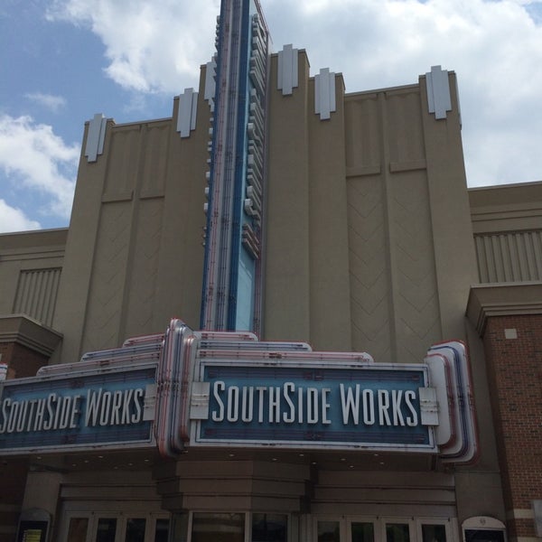 Foto tirada no(a) SouthSide Works Cinema por Bruce C. em 6/24/2014