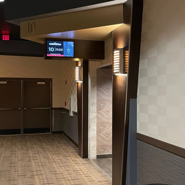 Classic Cinemas Charlestowne 18 Saint Charles, IL