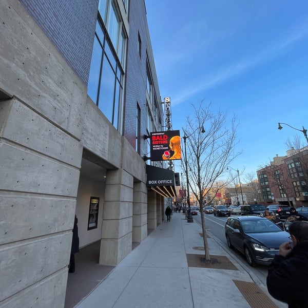 รูปภาพถ่ายที่ Steppenwolf Theatre Company โดย Bruce C. เมื่อ 1/14/2023