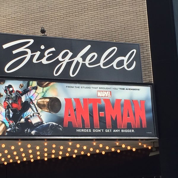 รูปภาพถ่ายที่ Ziegfeld Theater - Bow Tie Cinemas โดย Bruce C. เมื่อ 7/17/2015