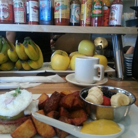 Снимок сделан в Monki Breakfast Club &amp; Bistro Beltline пользователем Elle M. 12/1/2012