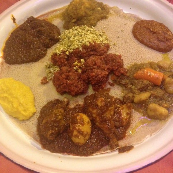 Das Foto wurde bei Meskerem Ethiopian Restaurant von Katrina J. am 2/20/2014 aufgenommen
