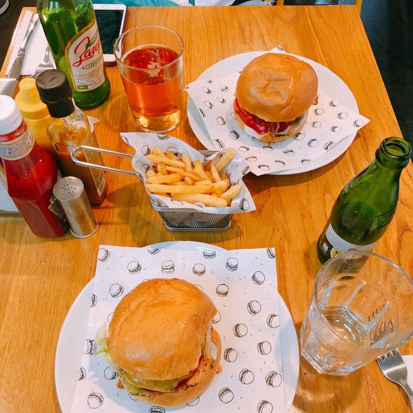 Foto diambil di Boom! Burgers oleh Asya A. pada 6/15/2018