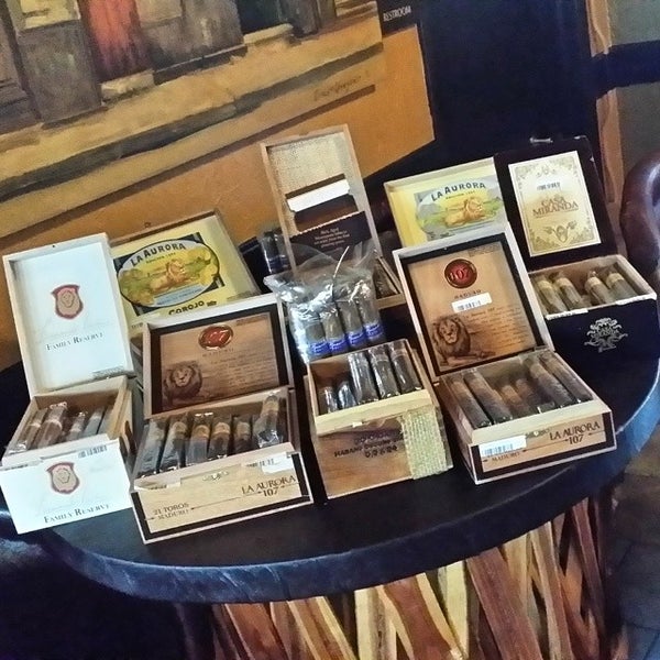 Das Foto wurde bei Havana Lounge and Cigar von Jere K. am 6/25/2014 aufgenommen