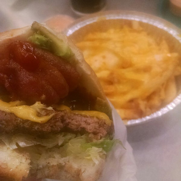 Foto diambil di JCW&#39;s The Burger Boys oleh Frank E. pada 12/10/2014