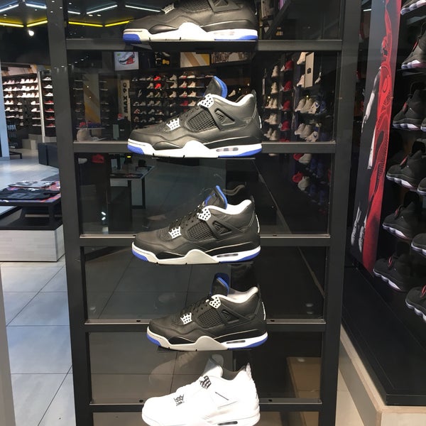 laces sneaker store