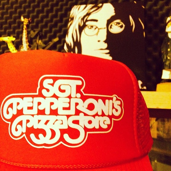 Foto tomada en Sgt. Pepperoni&#39;s Pizza Store  por Lewis R. el 1/20/2014