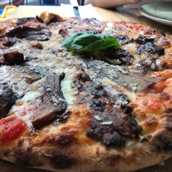 Foto diambil di Metre Pizza oleh Tarık E. pada 3/15/2018