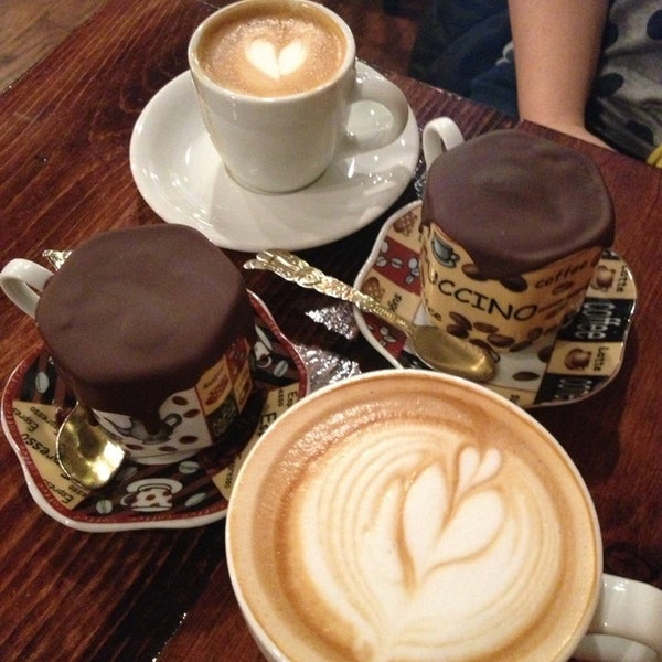 2/28/2013 tarihinde Koravicziyaretçi tarafından Dessert Oasis Coffee Roasters'de çekilen fotoğraf