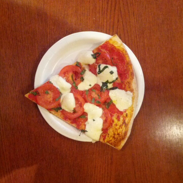 รูปภาพถ่ายที่ Luigi&#39;s Pizza Fresca โดย Schneider h. เมื่อ 4/28/2013