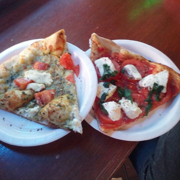 รูปภาพถ่ายที่ Luigi&#39;s Pizza Fresca โดย Schneider h. เมื่อ 4/27/2013