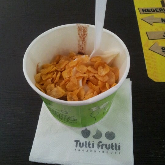 Photo taken at Tutti Frutti by Hazim J. on 10/5/2012