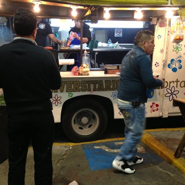 2/15/2013 tarihinde Guillerme G.ziyaretçi tarafından Tacos Unichamps'de çekilen fotoğraf