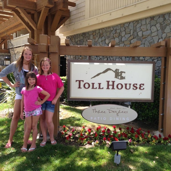 Das Foto wurde bei Toll House Hotel von Sherilyn H. am 6/15/2013 aufgenommen