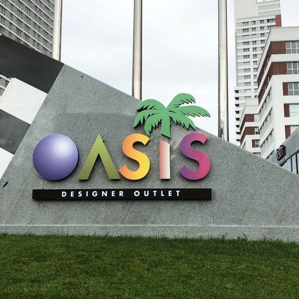 Foto tirada no(a) Oasis Designer Outlet por Ebru E. em 6/29/2018