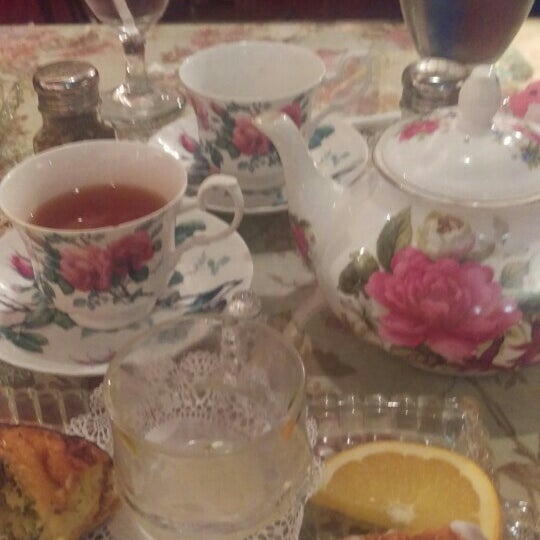 Das Foto wurde bei Miss Molly&#39;s Tea Room von Michelle L. am 12/11/2015 aufgenommen