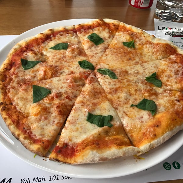 Photo taken at Leonardo İtalian Pizzeria by Yunus Çeken on 5/9/2017