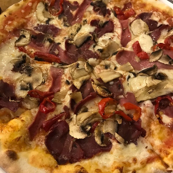Photo taken at Leonardo İtalian Pizzeria by Yunus Çeken on 3/25/2017
