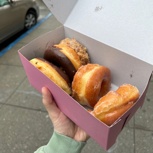 Foto tirada no(a) Bob&#39;s Donuts por Spiros L. em 4/16/2022