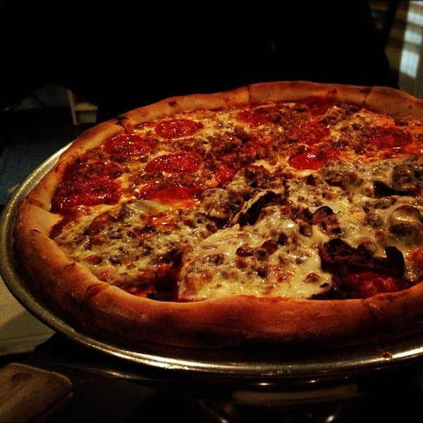 Снимок сделан в Del Ray Pizzeria пользователем Jacky 12/18/2012