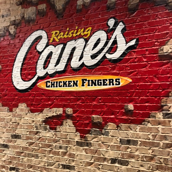 Foto diambil di Raising Cane&#39;s Chicken Fingers oleh Niku pada 10/15/2018