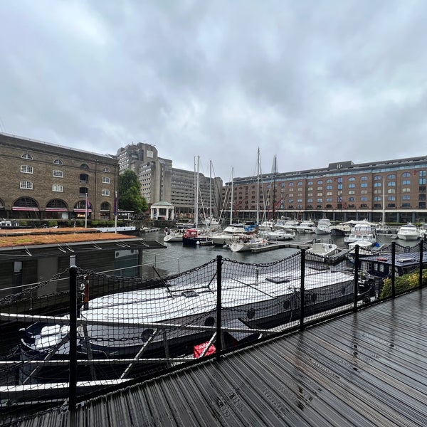 Foto diambil di St Katharine Docks oleh Niku pada 7/30/2023
