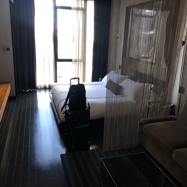 Foto diambil di SIXTY LES Hotel oleh Niku pada 3/16/2019
