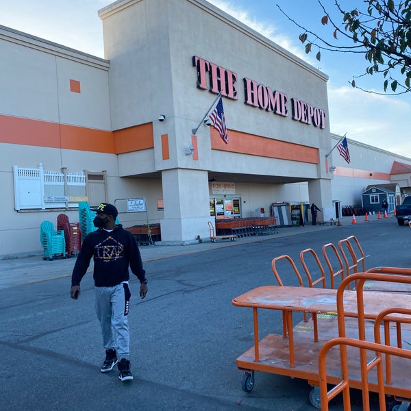 The Home Depot Paramount'da Hırdavat Mağazası