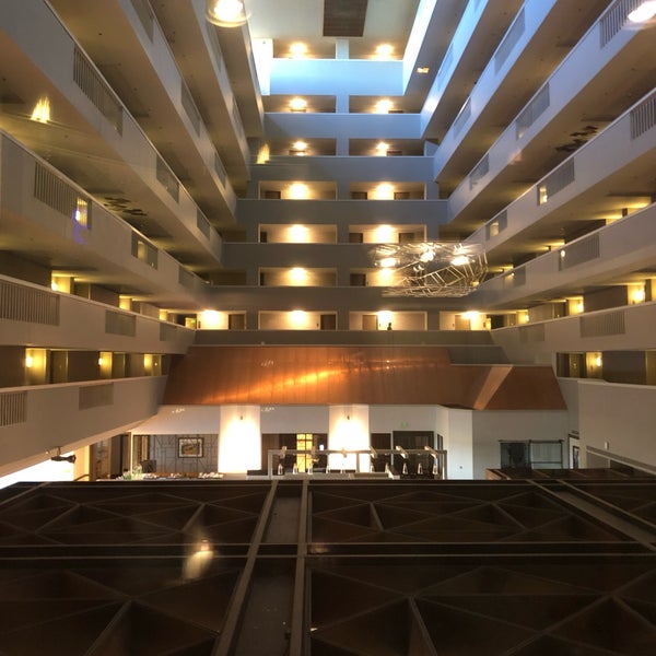 Foto diambil di Renaissance Denver Stapleton Hotel oleh Niku pada 2/1/2019