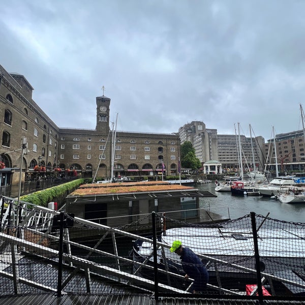 Foto diambil di St Katharine Docks oleh Niku pada 7/30/2023