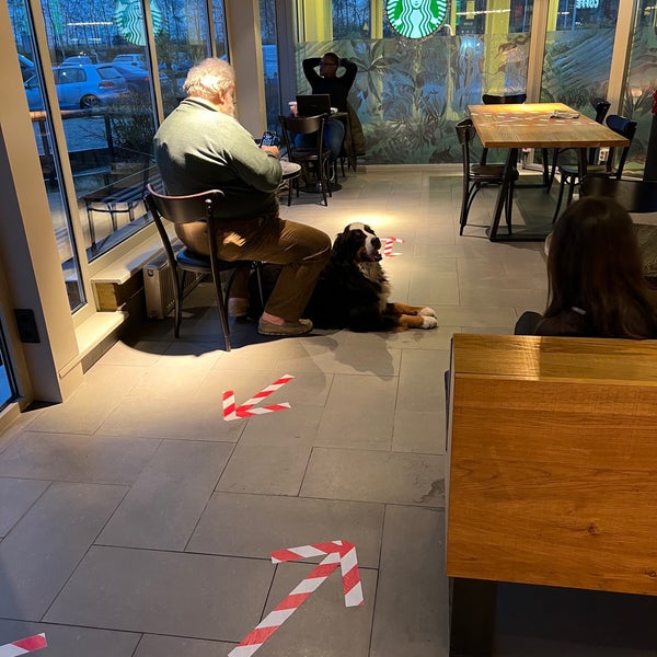 Das Foto wurde bei Starbucks von Niku am 12/13/2021 aufgenommen