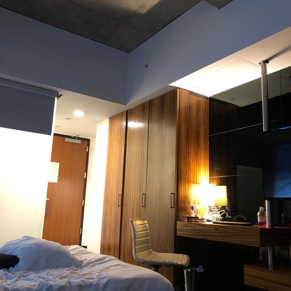 รูปภาพถ่ายที่ SIXTY LES Hotel โดย Niku เมื่อ 8/22/2019