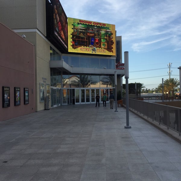 6/23/2015에 Niku님이 UltraLuxe Anaheim Cinemas at GardenWalk에서 찍은 사진