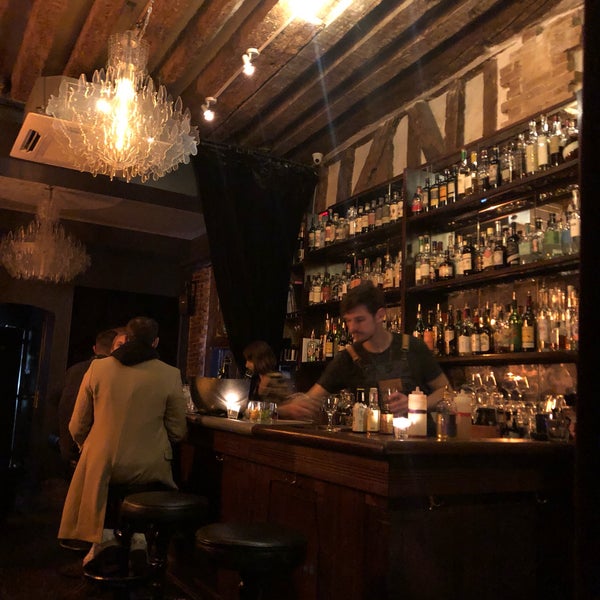 Foto diambil di Experimental Cocktail Club oleh Niku pada 4/15/2019