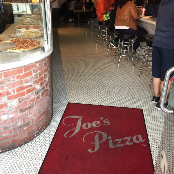 Photo taken at Joe&#39;s Pizza - Hollywood Blvd by Niku on 12/9/2016