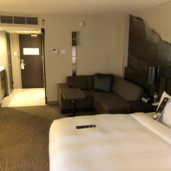Photo taken at Calgary Marriott Downtown Hotel by Niku on 10/20/2018
