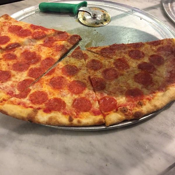 Снимок сделан в Joe&#39;s Pizza - Hollywood Blvd пользователем Niku 10/13/2016