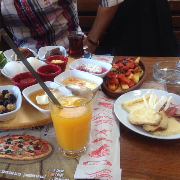 Foto diambil di Hangover Cafe &amp; Bar oleh Esra Ş. pada 8/4/2015