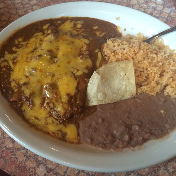 Foto diambil di Los Barrios Mexican Restaurant oleh Yessika R. pada 3/19/2015