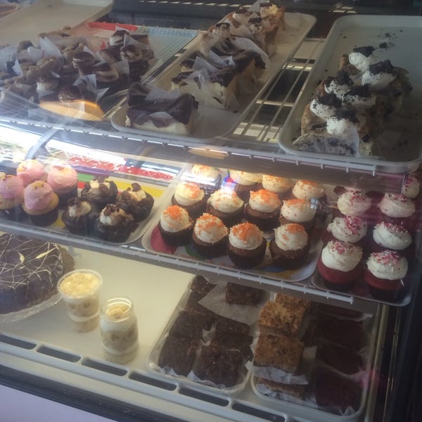รูปภาพถ่ายที่ 2tarts Bakery &amp; Catering โดย Yessika R. เมื่อ 2/5/2014