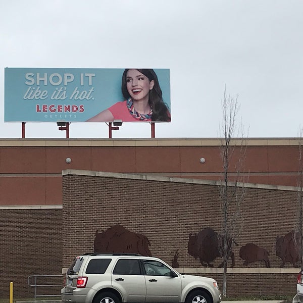 Foto tirada no(a) Legends Outlets Kansas City por Robin A. em 11/23/2018