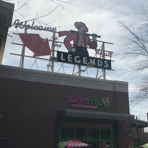 Foto tirada no(a) Legends Outlets Kansas City por Robin A. em 4/6/2019