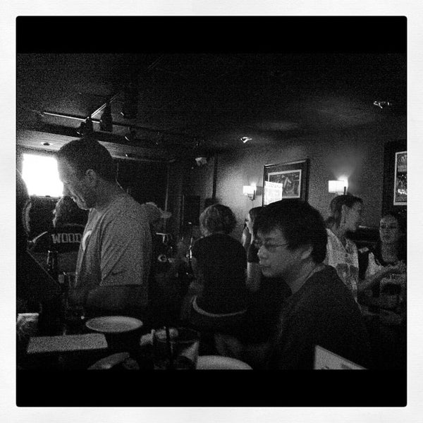 Das Foto wurde bei Mom&#39;s Bar &amp; Lounge von Anna am 11/4/2012 aufgenommen